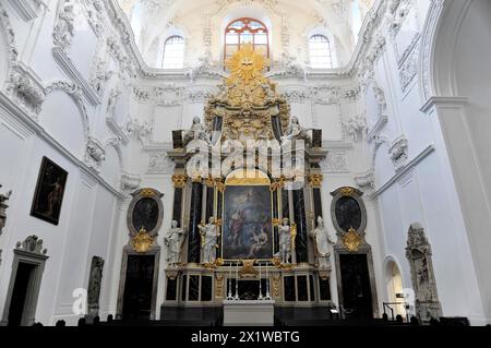 Dechant-Altar, Seitenaltar, Kilianskathedrale in Würzburg, Würzburger Dom, reich verzierter Barockaltar mit goldenen Elementen in weiß Stockfoto