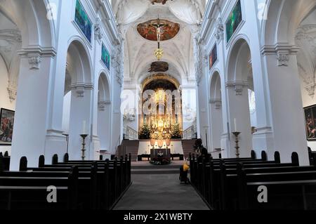 Das Stiftskloster Neumünster, Bistum Würzburg, das Innere einer Kirche mit barockem Altar und Deckenfresken vermittelt Ruhe Stockfoto