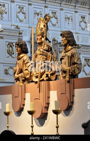 Das Stiftskloster Neumünster, Bistum Würzburg, Kardinal-Doepfner-Platz, Detailansicht einer plastischen Gruppe von Heiligen im Barock Stockfoto