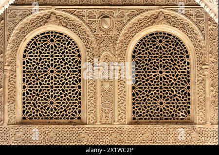 Künstlerische Steinschnitzereien, Alhambra, Granada, zwei Fenster mit kunstvollen islamischen Schnitzereien in einer Steinmauer, Granada, Andalusien, Spanien Stockfoto