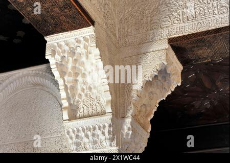 Künstlerische Steinschnitzereien, Alhambra, Granada, Detail einer reich verzierten Decke und Säulen mit Stuck im maurischen Stil, Granada, Andalusien, Spanien Stockfoto