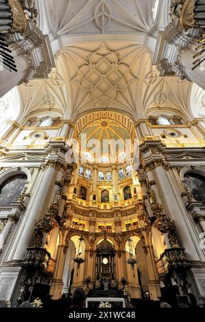 Santa Maria de la Encarnacion, Kathedrale von Granada, Altarbereich in einer Kirche mit barocker Kuppeldecke und goldenen Elementen, Granada, Andalusien, Spanien Stockfoto