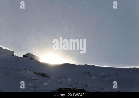 Berge in Andalusien, Gebirge mit Schnee, nahe Pico del Veleta, 3392 m, Gueejar-Sierra, Sierra Nevada Nationalpark, Sonnenaufgang hinter A Stockfoto