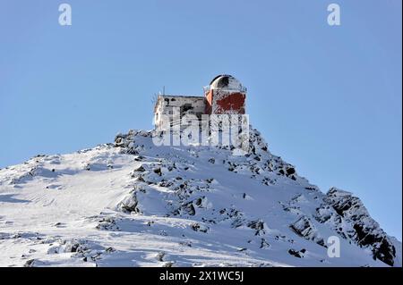 Observatorium am Pico del Veleta, 3392 m, Gueejar-Sierra, Sierra Nevada National Park, ein Observatorium mit Schnee auf einem Berggipfel Stockfoto