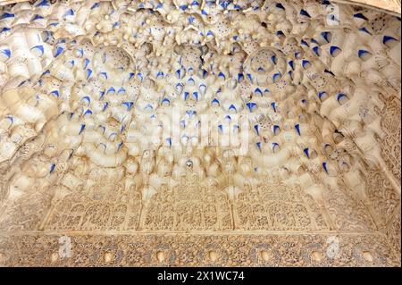 Künstlerische Steinschnitzereien, Alhambra, Granada, die Stuckdecke eines historischen Gebäudes mit Arabesken und blauen Akzenten, Granada, Andalusien, Spanien Stockfoto