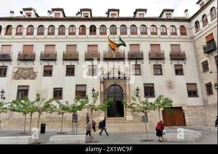 Jaen, historisches Gebäude mit spanischer Flagge und neu gepflanzten Bäumen davor, Jaen, Andalusien, Spanien Stockfoto