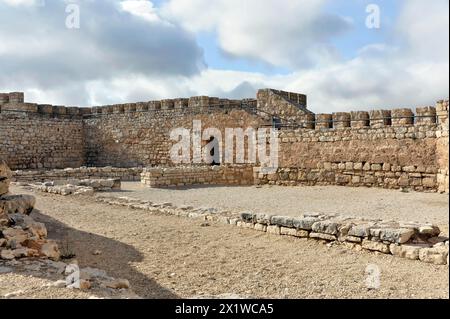 Castillo de Santa Catalina, gotische Burg in Jaen, Provinz Jaen, Ruinen einer alten Festung unter bewölktem Himmel, Granada, Andalusien, Spanien Stockfoto