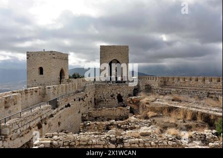 Castillo de Santa Catalina auf Jaen, historische Festung mit Türmen und Besucher auf den Ruinen mit bewölktem Himmel im Hintergrund, Granada, Andalusien Stockfoto