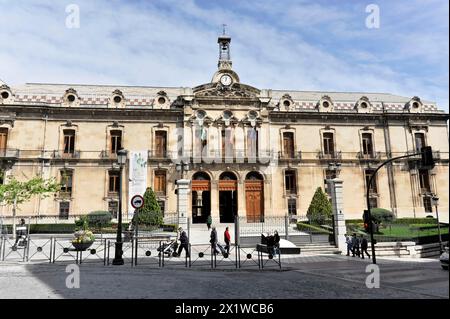 Jaen, historisches Rathaus mit beeindruckender Architektur an einem sonnigen Tag, Menschen auf dem Platz, Ubeda, Andalusien, Spanien Stockfoto