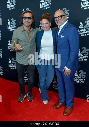 Miami, USA. April 2024. MIAMI, FLORIDA – 17. APRIL: Diego Torres, Erika Ender und Manuel Abud, CEO der Latin Recording Academy, nehmen am 17. April 2024 an der offiziellen Ankündigung der Latin GRAMMY Awards® Teil. (Foto: JL/SIPA USA) Credit: SIPA USA/Alamy Live News Stockfoto