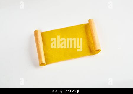 Ein Stück Papier, zerknittertes Papier, ein entfaltetes Blatt Papier auf weißem Hintergrund Stockfoto