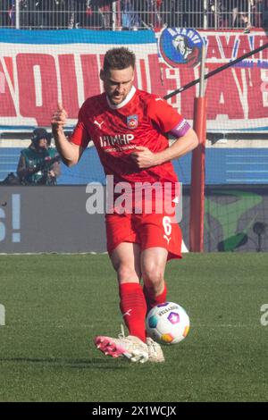 Fußballspiel, Kapitän Patrick MAINKA 1. FC Heidenheim schießt, Voith-Arena Fußballstadion Heidenheim Stockfoto