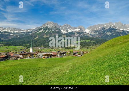 Blick auf das Dorf Ellmau am Wilden Kaiser, Kufstein, Tirol, Österreich Stockfoto