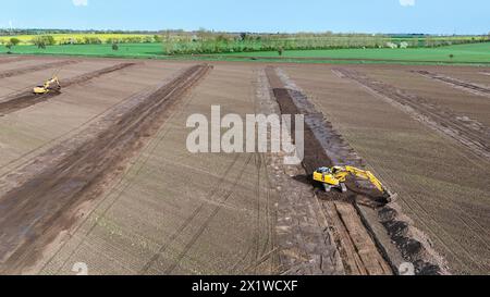 Bagger beginnen mit den Vorbereitungen für die Baustellenzufahrt auf der L 50 auf der zukünftigen Intel-Baustelle in Magdeburg. Der Status von Stockfoto