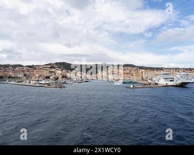 Blick vom Meer, Hafen und Stadt Maddalena, Panoramablick, Isola La Maddalena, Sardinien, Italien Stockfoto