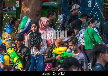 Zwei junge muslimische Frauen nehmen an einem Wassergewehrkampf während des kambodschanischen Neujahrsfestes Teil. Wat Phnom, Phnom Penh, Kambodscha. April 2024. © Kraig Lieb Stockfoto