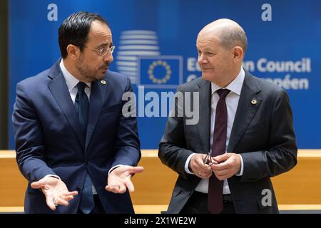 Brüssel, Belgien April 2024. Bundeskanzler Olaf Scholz (R) spricht mit dem zyprischen Präsidenten Nikos Christodoulides auf dem EU-Sondergipfel am 17. April 2024 in Brüssel (Belgien). Quelle: Meng Dingbo/Xinhua/Alamy Live News Stockfoto