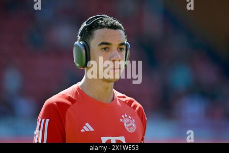 Jamal Musiala FC Bayern München FCB (42) Porträt, Kopfhörer, Voith-Arena, Heidenheim, Baden-Württemberg, Deutschland Stockfoto