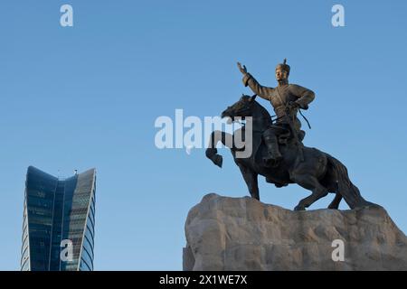 Blue Sky Tower und Statue von Damdin Suekhbaatar auf dem Sukhbaatar Platz, Chinggis Platz in der Hauptstadt Ulaanbaatar, Ulan Bator, Mongolei Stockfoto