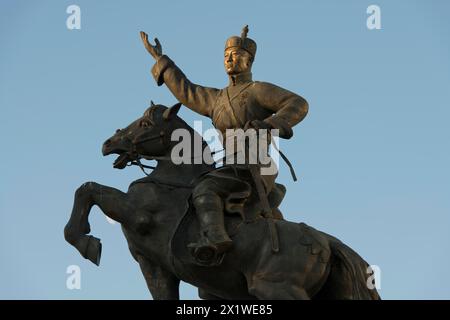 Statue von Damdin Suekhbaatar auf dem Dschingis Khan Platz oder Suekhbaatar Platz in der Hauptstadt Ulaanbaatar, Ulan Bator, Mongolei Stockfoto