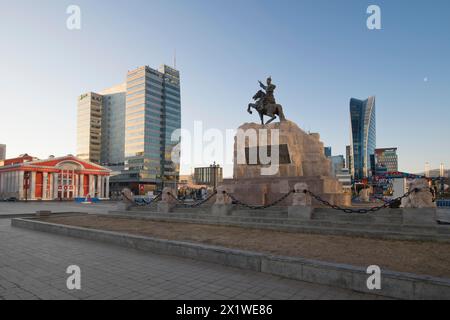Sonnenaufgang, Akademisches Theater für Staatsoper und Ballett, Zentralturm Ulaanbaatar und Blauer Himmel Turm und Statue von Damdin Suekhbaatar auf Dschingis Khan Stockfoto