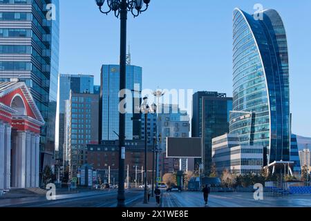 Zentraler Turm Ulaanbaatar, Blauer Himmel Turm und Statue von Damdin Suekhbaatar auf dem Sukhbaatar Platz, Chinggis Platz in der Hauptstadt Ulaanbaatar, Ulan Stockfoto