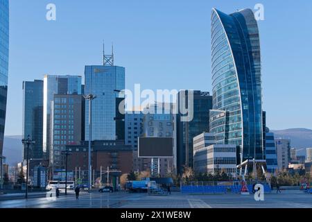 Blue Sky Tower und Statue von Damdin Suekhbaatar auf dem Sukhbaatar Platz, Chinggis Platz in der Hauptstadt Ulaanbaatar, Ulan Bator, Mongolei Stockfoto