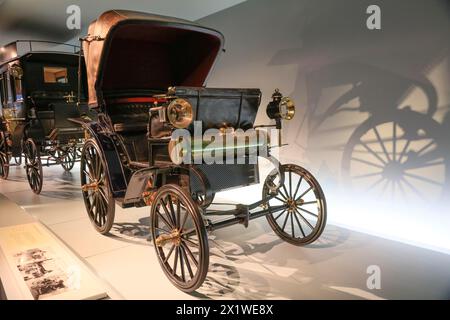 Daimler Riemenwagen VIS-a-VIS, Mercedes-Benz Museum, Stuttgart, Baden-Württemberg, Deutschland Stockfoto