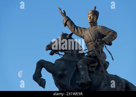 Mondsichel hinter der Statue von Damdin Suekhbaatar auf dem Dschingis Khan-Platz oder dem Suekhbaatar-Platz in der Hauptstadt Ulaanbaatar, Ulan Bator, Mongolei Stockfoto