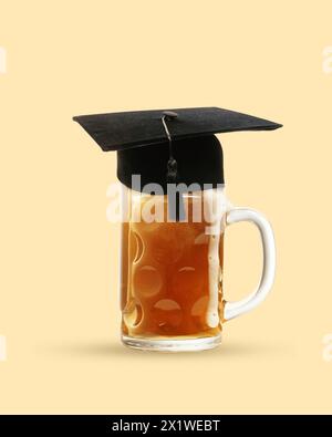 Poster. Zeitgenössische Kunstcollage. Die Graduierungskappe befindet sich auf einem mit Schaumbier gefüllten Glasbecher vor pastellfarbenem Hintergrund. Stockfoto