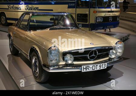 Mercedes-Benz 230 SL, Pagode, Mercedes-Benz Museum, Stuttgart, Baden-Württemberg, Deutschland Stockfoto