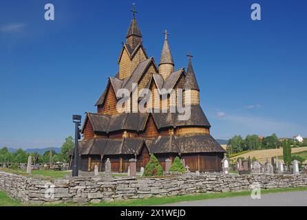 Heddal Stave Church in einer grünen Landschaft, Notodden, Telemark, Norwegen Stockfoto
