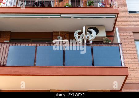 Balkonkraftwerk und Mini-Windkraftanlage auf einem Balkon eines Hochhauses in Barcelona, Spanien Stockfoto