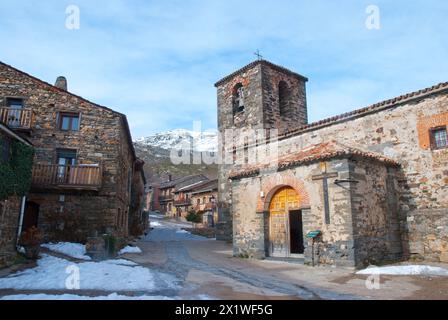 Kirche und Straße. Valverde de Los Arroyos, Provinz Guadalajara, Castilla La Mancha, Spanien. Stockfoto