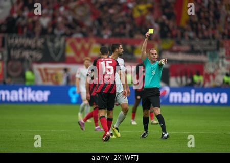 Bundesliga Eintracht Frankfurt-Union Berlin im Deutschen Bank Park in Frankfurt. Schiedsrichter Marco Fritz zeigt die gelbe Karte. Frankfurt, Hessen, Deutschland Stockfoto