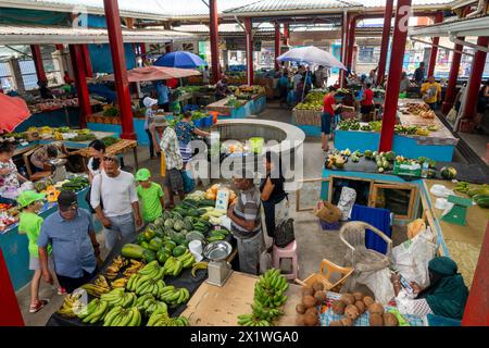 Menschen kaufen tropische Früchte auf dem Victoria Market, Mahé Island, Seychellen Stockfoto