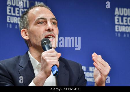 Raphael Glucksmann spricht während einer Anhörung der wichtigsten Kandidaten für die bevorstehenden Europawahlen am 18. April 2024 in Paris. Foto: Firas Abdullah/ABACAPRESS.COM Credit: Abaca Press/Alamy Live News Stockfoto