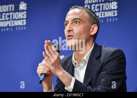 Raphael Glucksmann spricht während einer Anhörung der wichtigsten Kandidaten für die bevorstehenden Europawahlen am 18. April 2024 in Paris. Foto: Firas Abdullah/ABACAPRESS.COM Credit: Abaca Press/Alamy Live News Stockfoto