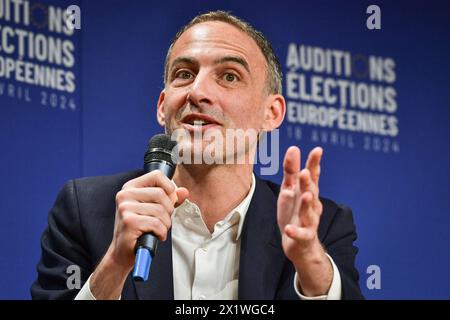 Raphael Glucksmann spricht während einer Anhörung der wichtigsten Kandidaten für die bevorstehenden Europawahlen am 18. April 2024 in Paris. Foto: Firas Abdullah/ABACAPRESS.COM Credit: Abaca Press/Alamy Live News Stockfoto