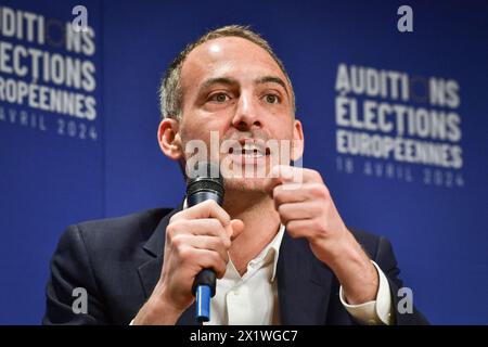 Raphael Glucksmann spricht während einer Anhörung der wichtigsten Kandidaten für die bevorstehenden Europawahlen am 18. April 2024 in Paris. Foto: Firas Abdullah/ABACAPRESS.COM Credit: Abaca Press/Alamy Live News Stockfoto