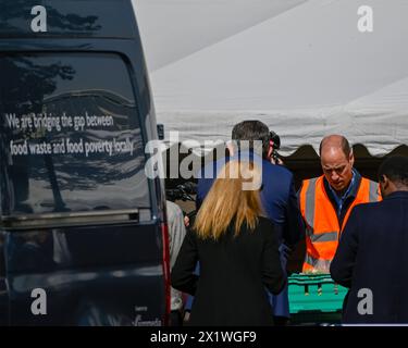 April 2024 Sunbury-on-Thames Großbritannien. Prinz William führt das erste offizielle öffentliche Engagement seit der Ankündigung der Krebsdiagnose der Frau durch. Prinz William besucht die Wohltätigkeitsorganisation „Surplus to Supper“ in Sunbury-on-Thames; dabei hilft eine britische Wohltätigkeitsorganisation, die überschüssige Lebensmittel sammelt und kostenlos an Lebensmittelbanken, Unterkünften und andere Organisationen in North Surrey und London verteilt Stockfoto