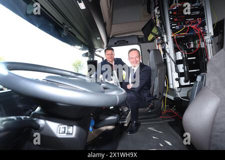 Neufahrn, Deutschland. April 2024. Volker Wissing (FDP, rechts), Bundesverkehrsminister, sitzt neben Alexander Vlaskamp, CEO der MAN Truck & Bus SE, auf dem Beifahrersitz eines autonom fahrenden MAN Trucks. Wissing fuhr auf der A9 nördlich von München in einem computergesteuerten Sattelzug von Allershausen fast zehn Kilometer lang bis zum Servicegebiet Fürholzen-West. Quelle: Karl-Josef Hildenbrand/dpa/Alamy Live News Stockfoto