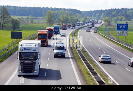 Walsleben, Deutschland. April 2024. Auf der Autobahn A24 in der Nähe des Parkplatzes Rosskower Heide fährt eine lange LKWs in Richtung Norden. Während eines bundesweiten Inspektionstages wurden neben dem Abstand zwischen den Lkws auch die technischen Einstellungen und der Zustand von Lkws und Bussen überprüft. Quelle: Soeren Stache/dpa/Alamy Live News Stockfoto