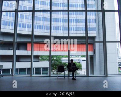 16. April 2024, Wien, Österreich: Das Innere des M-Gebäudes der Vereinten Nationen in Wien. Architekt des Gebäudes war der österreichische Architekt JOHANN STABER. (Kreditbild: © Bianca Otero/ZUMA Press Wire) NUR REDAKTIONELLE VERWENDUNG! Nicht für kommerzielle ZWECKE! Stockfoto