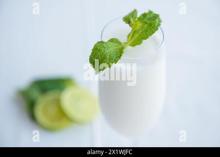 Limonen-Smoothie mit Minzblättern auf weißem Hintergrund, selektiver Fokus Stockfoto