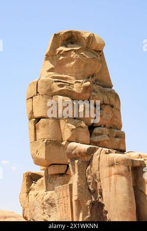 Die riesigen Memnon-Kolosse. Alles, was vom Tempel von Amenhotep III. Nach einem Erdbeben übrig geblieben ist. Luxor, Ägypten Stockfoto