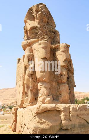 Die riesigen Memnon-Kolosse. Alles, was vom Tempel von Amenhotep III. Nach einem Erdbeben übrig geblieben ist. Luxor, Ägypten Stockfoto