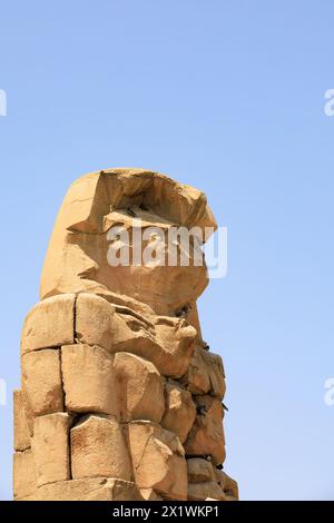 Die riesigen Memnon-Kolosse. Alles, was vom Tempel von Amenhotep III. Nach einem Erdbeben übrig geblieben ist. Luxor, Ägypten Stockfoto