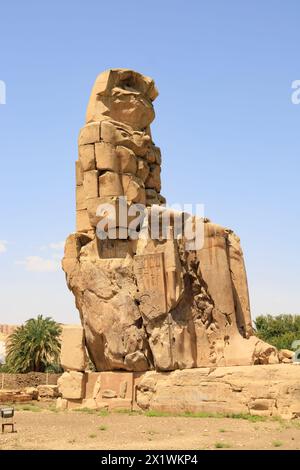 Die riesigen Memnon-Kolosse. Alles, was vom Tempel von Amenhotep III. Nach einem Erdbeben übrig geblieben ist. Luxor, Ägypten Stockfoto