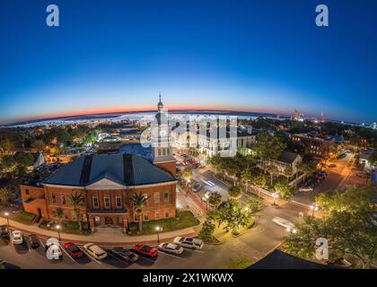 Fernandina Beach, Florida, USA, historische Stadtlandschaft in der Abenddämmerung. Stockfoto